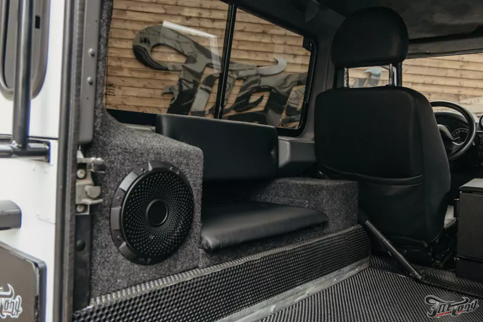 Привели в порядок Land Rover Defender! Заново окрасили элементы, очистили кузов, восстановили световое оборудование и построили новую акустическую систему